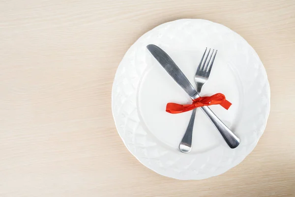 Плоская компоновка вилки и ножа на тарелке — стоковое фото