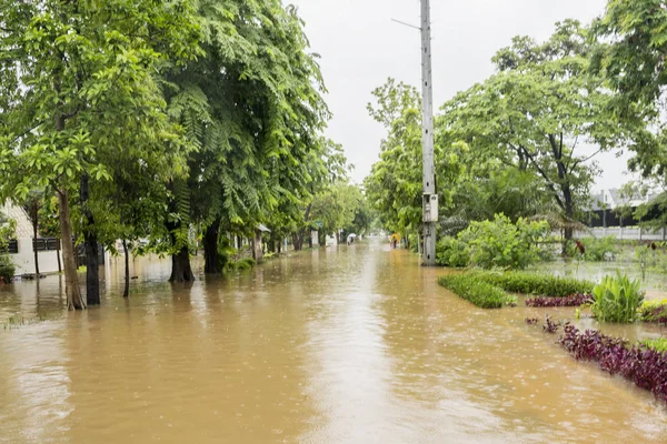 Residência inundada em algum lugar na cidade de Jacarta — Fotografia de Stock