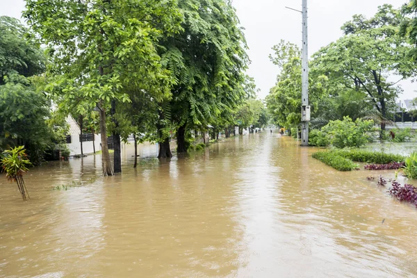 Residência inundada com pessoas passando — Fotografia de Stock