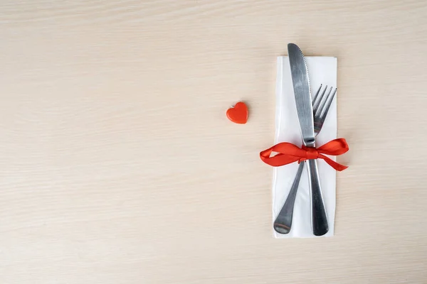 Fourchette et couteau sur un tissu près de l'oranger knick knack — Photo