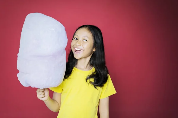 Chica animando a cam mientras sostiene un algodón de azúcar — Foto de Stock