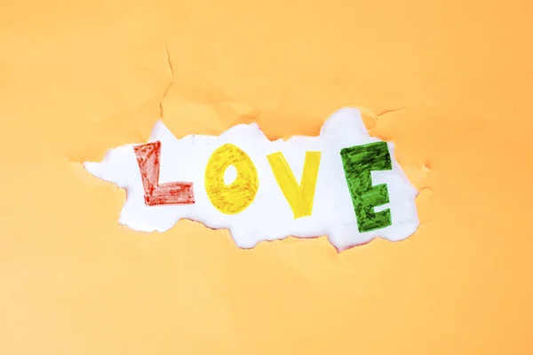 Texto adesivos amor na rachadura da parede laranja — Fotografia de Stock