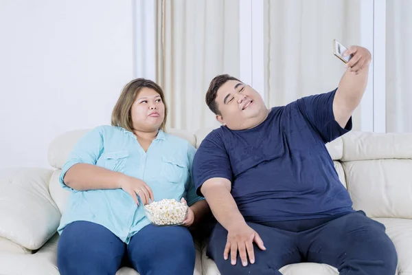 Portrét tlustého asijského páru při selfie — Stock fotografie