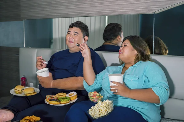 Retrato de pareja gorda comiendo helado felizmente — Foto de Stock