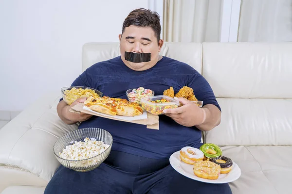 Retrato de gordo triste asiático hombre tapando su boca —  Fotos de Stock