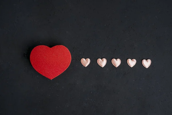 Valentijn doos en knick knacks in een rechte lijn — Stockfoto