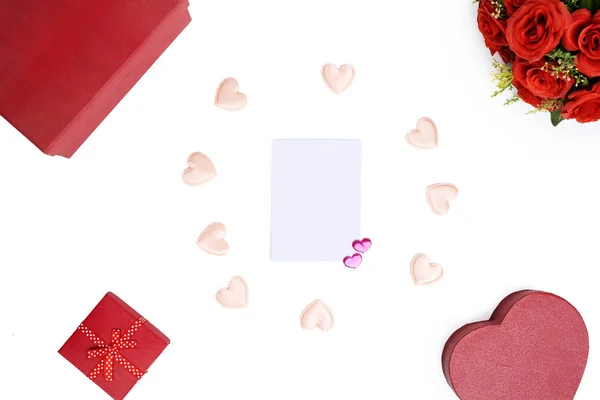 Ninnoli di cianfrusaglie di San Valentino con una carta nel mezzo — Foto Stock