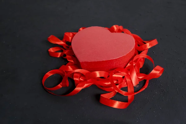 Valentine συσκευασία και κορδέλες που απομονώνονται σε μαύρο — Φωτογραφία Αρχείου