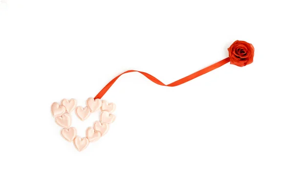 Witte liefde knick knacks met rood lint en roos — Stockfoto