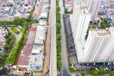 Sel Jakarta yakınlarındaki evleri ve evleri vurdu