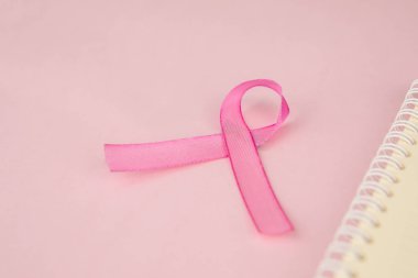 Pembe bir kurdele pembe bir defterin yanında duruyordu.