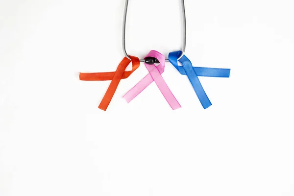 Плоская раскладка разноцветных лент, прикрепленных к нитке — стоковое фото