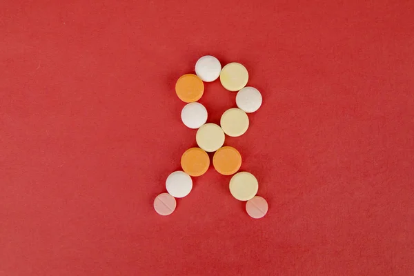 Düzenlenmiş kurdele şekilli tabletlerin düz düzeni — Stok fotoğraf