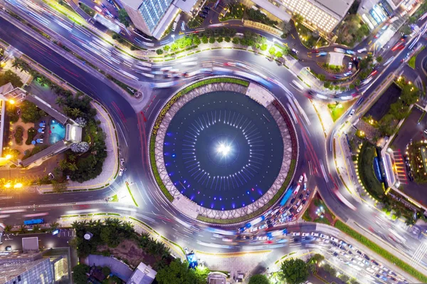 Hotel Indonesia met een welkomstbeeld 's nachts — Stockfoto