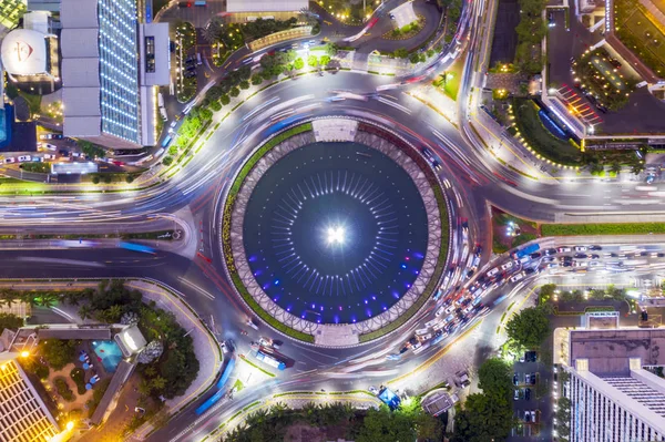 Hotel Indonesia met drukke voertuigen 's nachts — Stockfoto