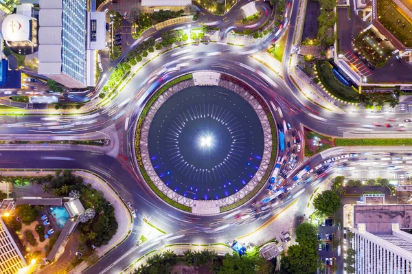 Geceleri trafik sıkışıklığı olan Endonezya Oteli — Stok fotoğraf