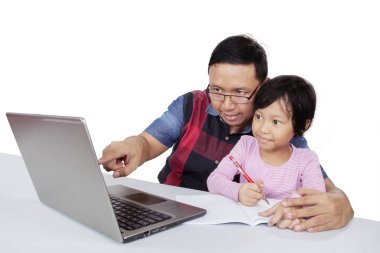 Bir adam çocuğuna bir şeyler öğretirken...