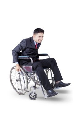 Mutlu iş adamı tekerlekli sandalyesini itiyor