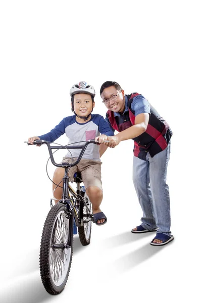 Азіат керує своїм сином на велосипеді. — стокове фото