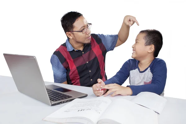 Asiático hombre regañando su hijo mientras él está estudiando — Foto de Stock