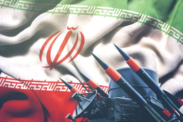 Pocisk balistyczny w tle flagi Iranu — Zdjęcie stockowe
