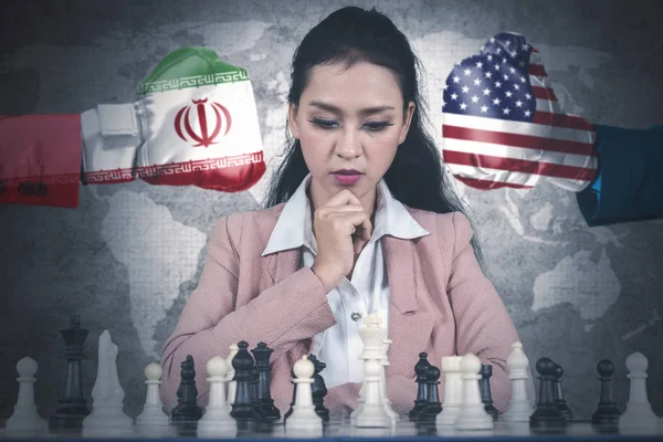 Piękna kobieta myśląca o swojej strategii szachowej — Zdjęcie stockowe