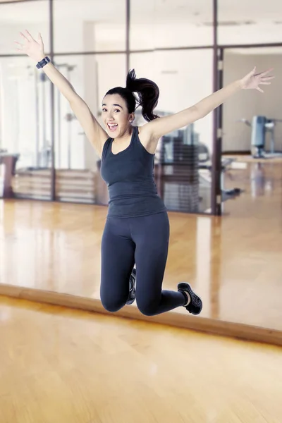 Caucasian woman cheering and jumping in the gym — 스톡 사진