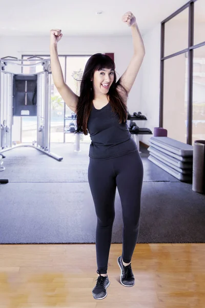 Caucasian woman cheering and raising her arms — Stock Photo, Image