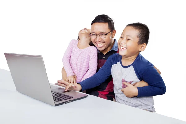 Niños animando mientras su padre les enseña —  Fotos de Stock