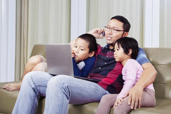 Mann lehrt seine Kinder zu Hause am Computer — Stockfoto