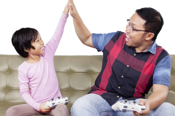 Retrato de homem batendo palmas com sua filha — Fotografia de Stock