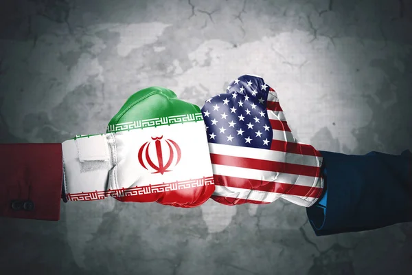 Usa i Iran bokserskie rękawice uderzające się nawzajem — Zdjęcie stockowe