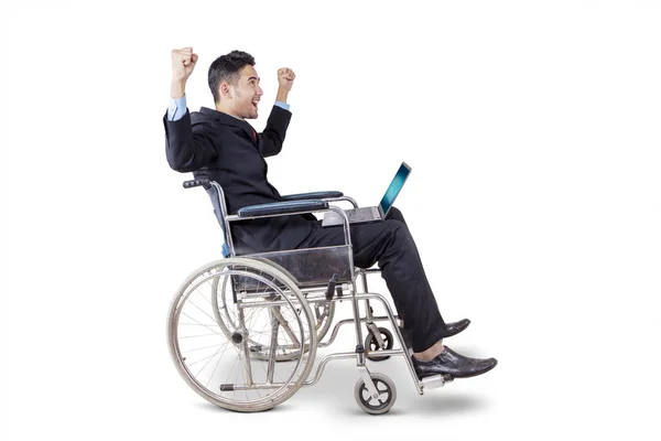 Homme d'affaires en fauteuil roulant célébrant son succès — Photo