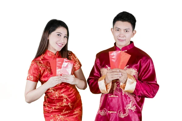 Chinese couple showing red envelope — 스톡 사진