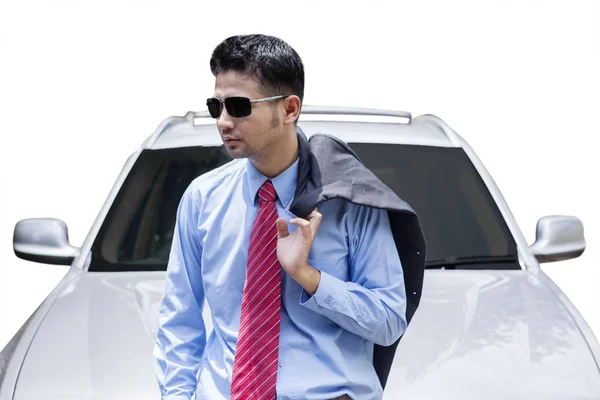 Hombre guapo sosteniendo su traje cerca del coche — Foto de Stock