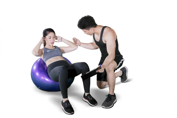 Manlig tränare hjälpa ung kvinna gör träning — Stockfoto