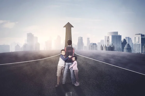 Man en zijn kinderen kijken naar boven pijl — Stockfoto