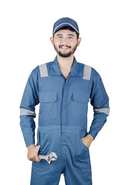 Mechanik w niebieskim mundurze uśmiechnięty do kamery — Zdjęcie stockowe