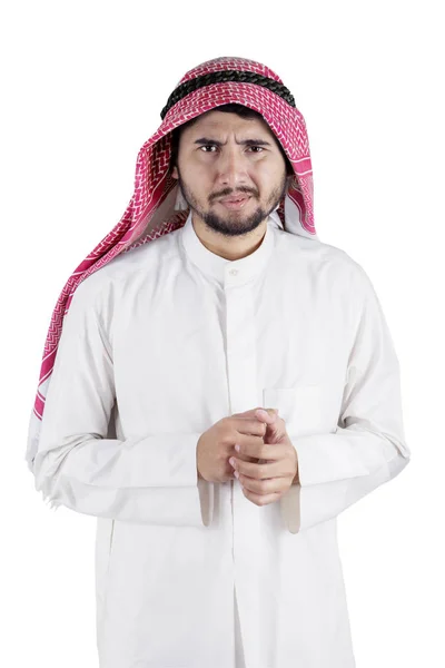 Besorgter arabischer Mann blickt in die Kamera — Stockfoto