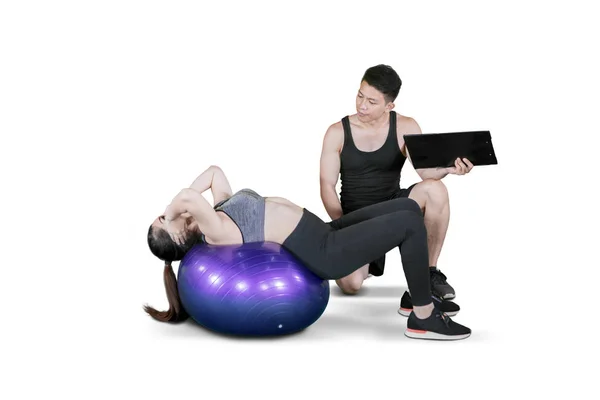 Genç erkek ve kadın pilates topuyla egzersiz yapıyor. — Stok fotoğraf