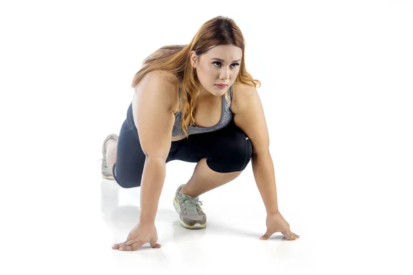 Beautiful obese woman in ready pose to run — Stock Photo, Image