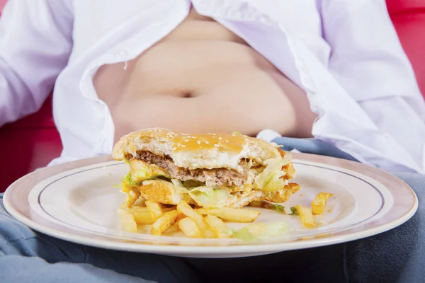 Burger et frites avec ventre en surpoids — Photo