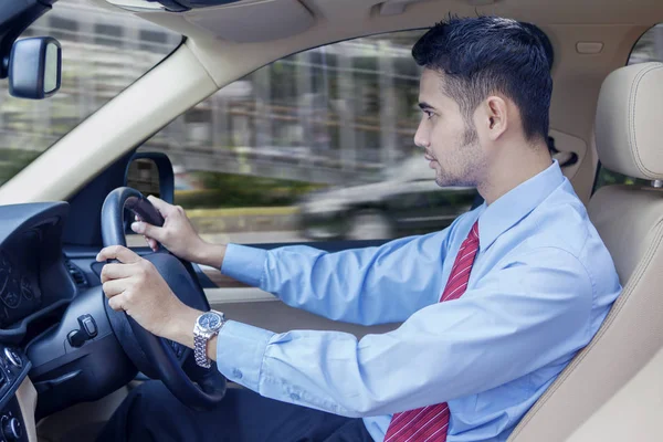 Biznesmen prowadzący samochód na drodze — Zdjęcie stockowe