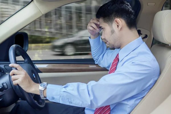 Homme d'affaires conduisant une voiture tout en pensant à quelque chose — Photo