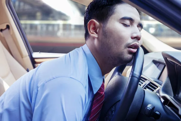Biznesmen śpiący na kierownicy — Zdjęcie stockowe