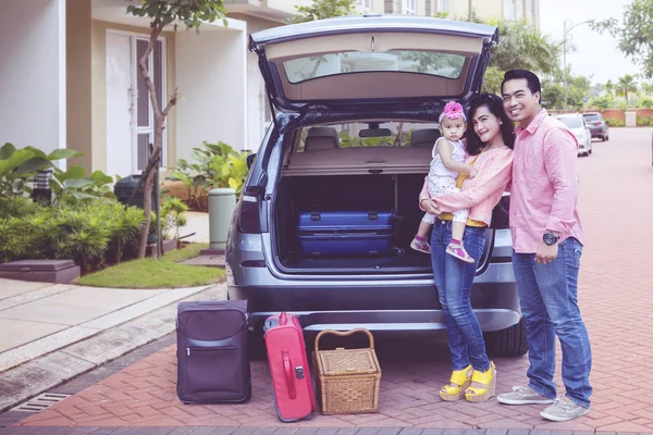 Fröhliche Familie bereitet sich auf ihre Reise vor — Stockfoto
