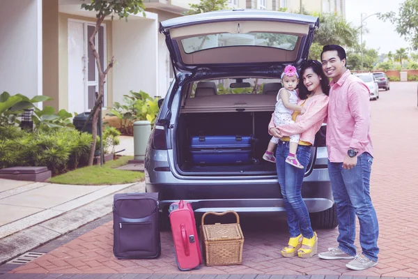 Famille joyeuse se préparer pour leur voyage — Photo