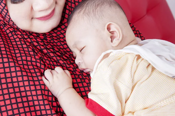 Cute little baby sleeping on her mother chest — 스톡 사진