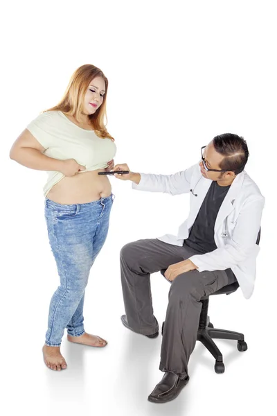 Läkare undersöker feta kvinna mage — Stockfoto