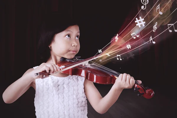 Girl playing melody with violin on the stage — Stock Photo, Image